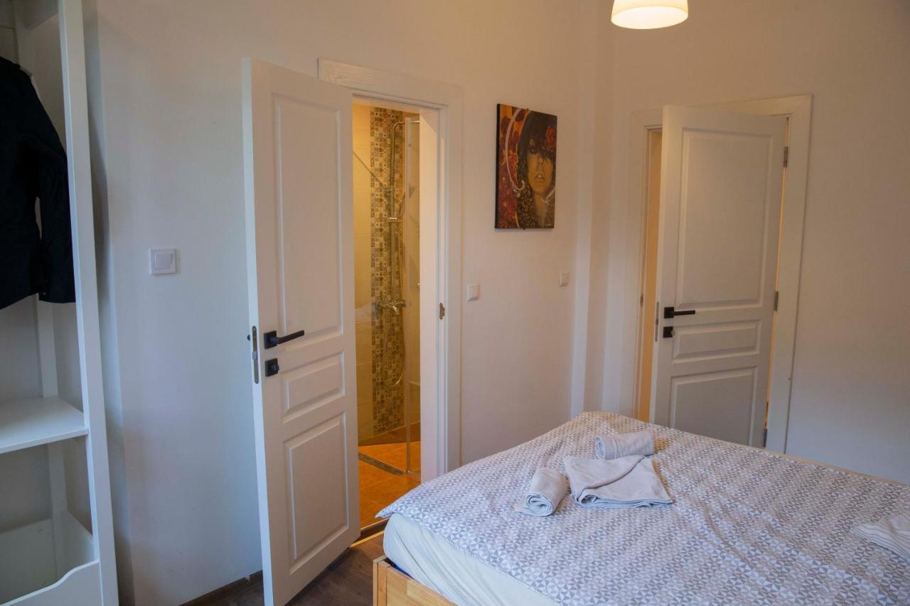 Central Sofia 3-Bedroom Apartment - Urban Art Gallery - Free Parking! Ngoại thất bức ảnh